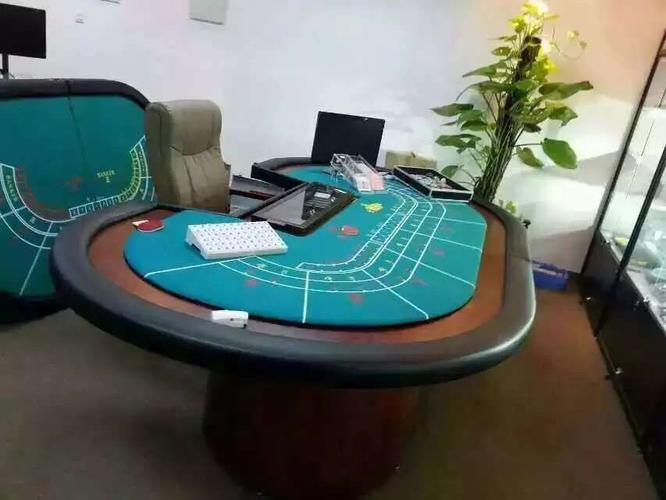 Thống (áo xanh), Tiến (áo trắng) cùng tang vật vận chuyển và kho hàng chứa thuốc lá lậu.